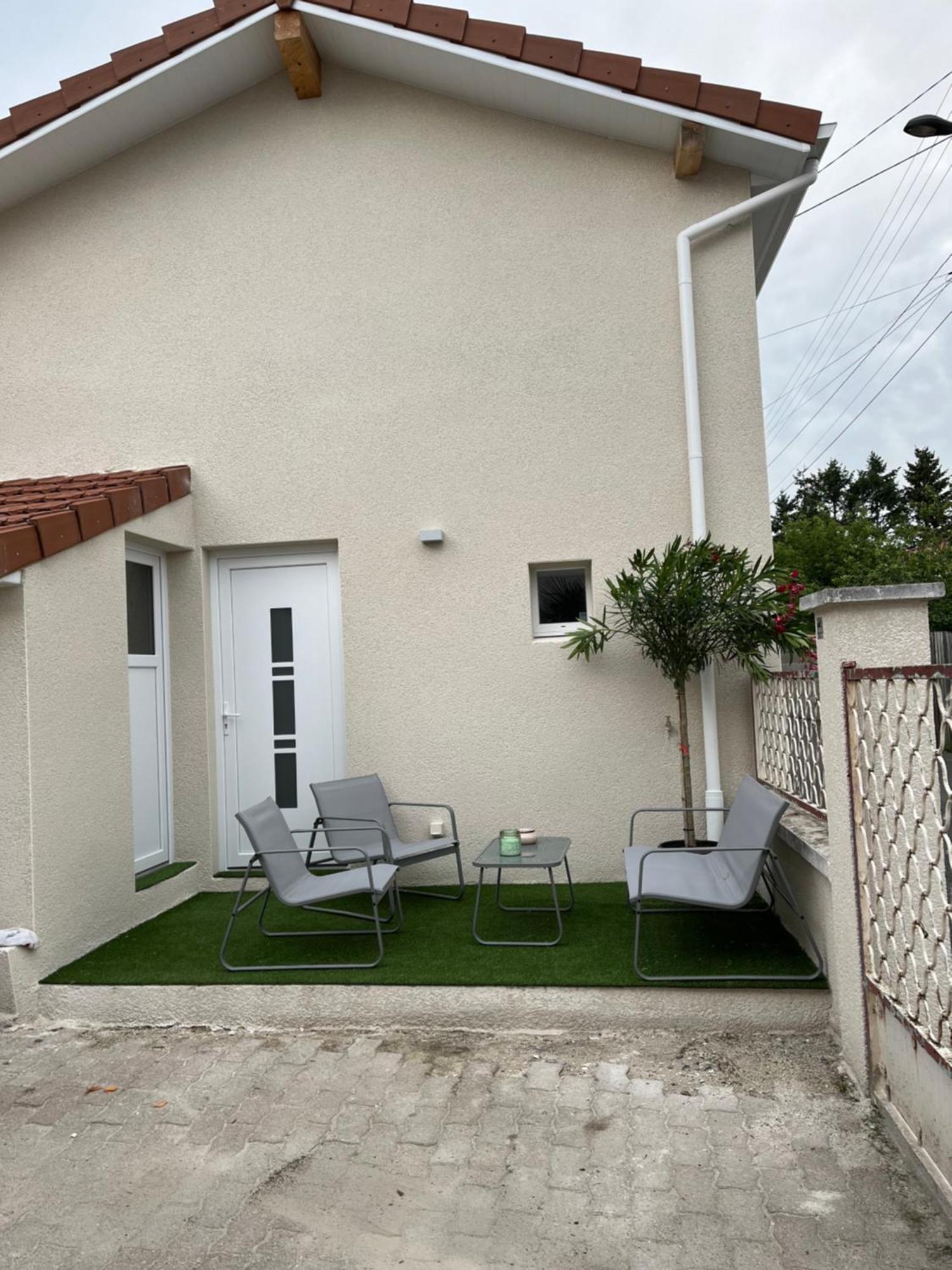 Villa Maison 6 Couchages Entierement Renovee à Feurs Extérieur photo
